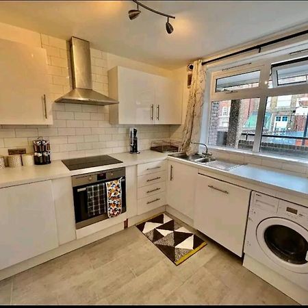 Lovely 2Br Suite In Bow, E3 Лондон Екстер'єр фото