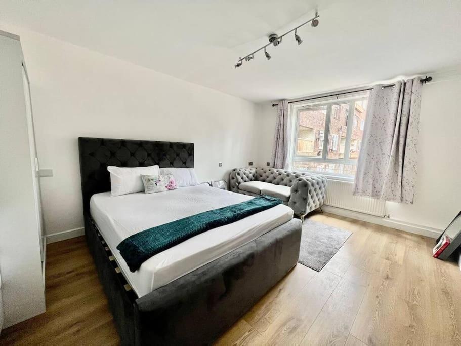 Lovely 2Br Suite In Bow, E3 Лондон Екстер'єр фото