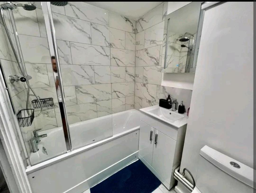 Lovely 2Br Suite In Bow, E3 Лондон Екстер'єр фото