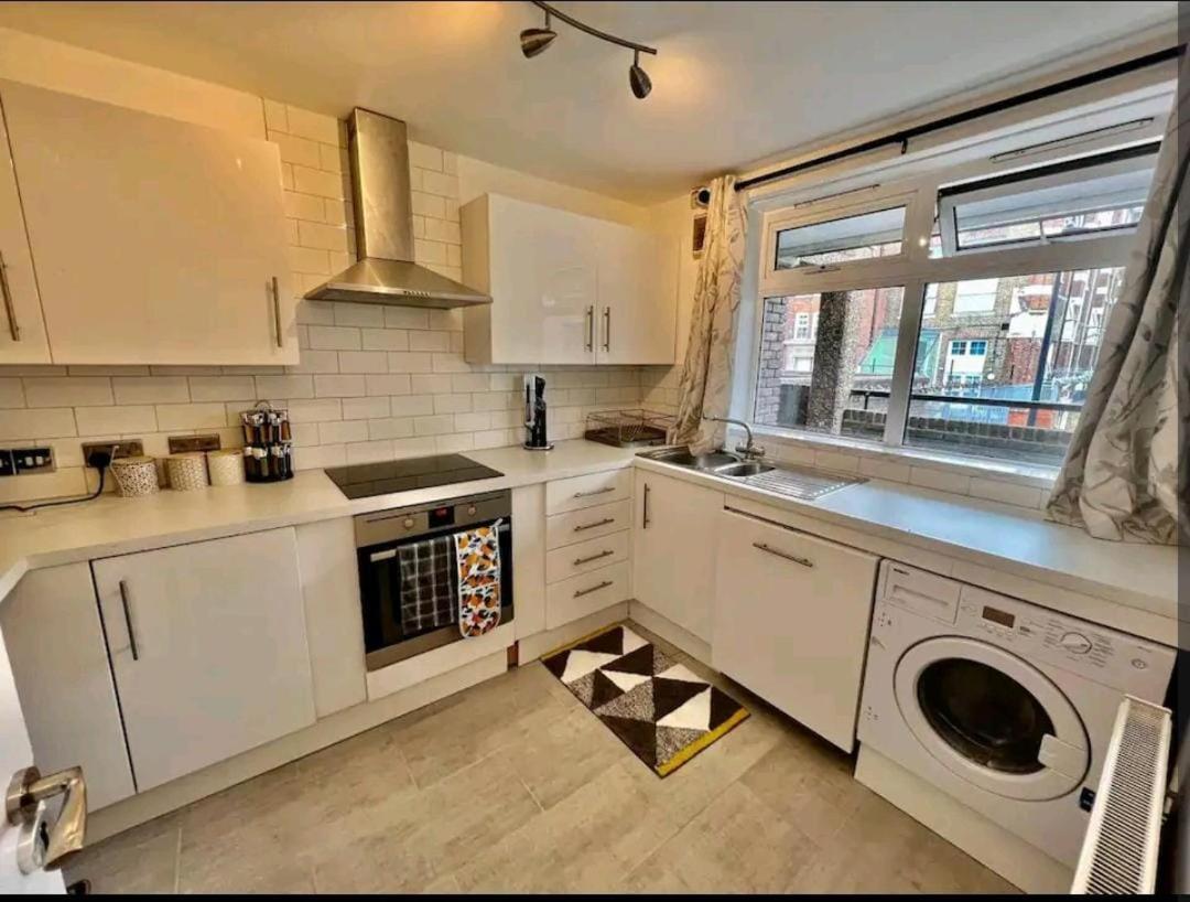 Lovely 2Br Suite In Bow, E3 Лондон Екстер'єр фото